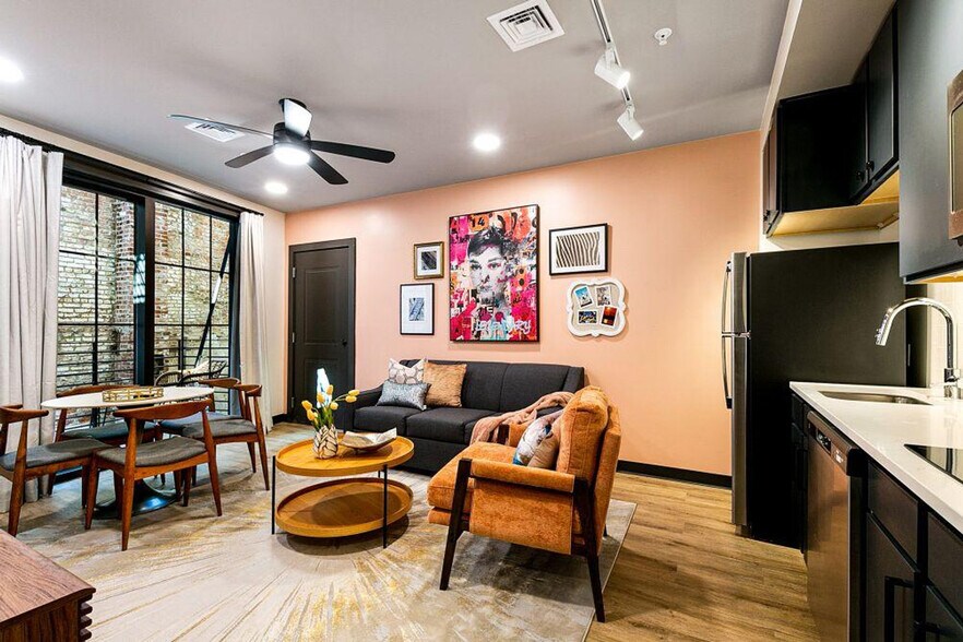 Building Photo - 611 Commerce St