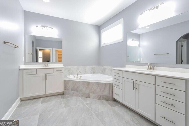 Building Photo - 330 La Perla Dr