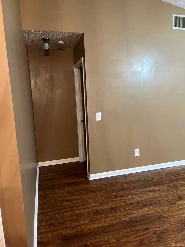 Building Photo - 8340 Westover Ct