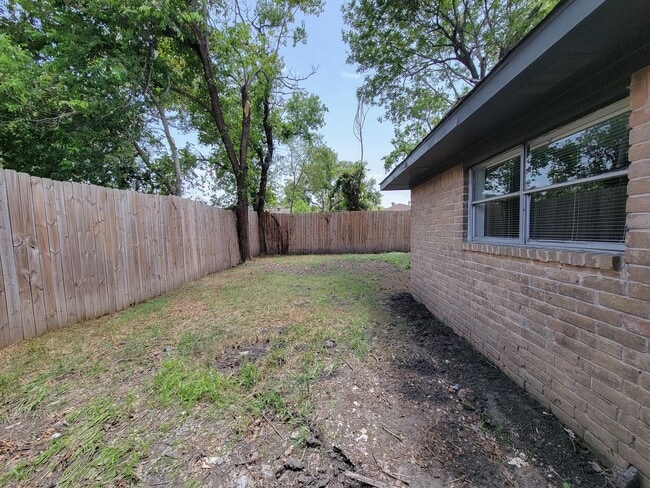 Building Photo - REMODELED 4 BEDROOM 2 BATH LEASE HOME IN HOUSTON