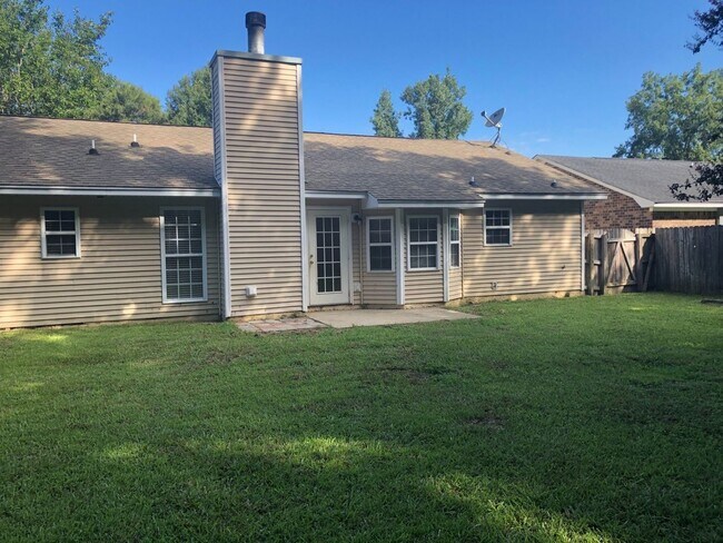 Building Photo - Single story ranch with 2 car attached gar...