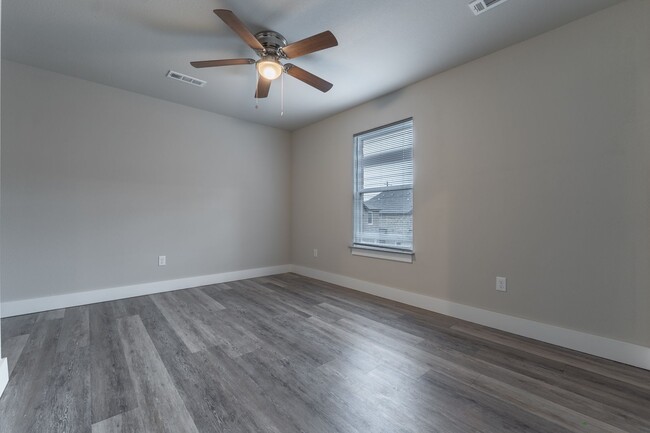 Building Photo - 1358 N Porter Rd