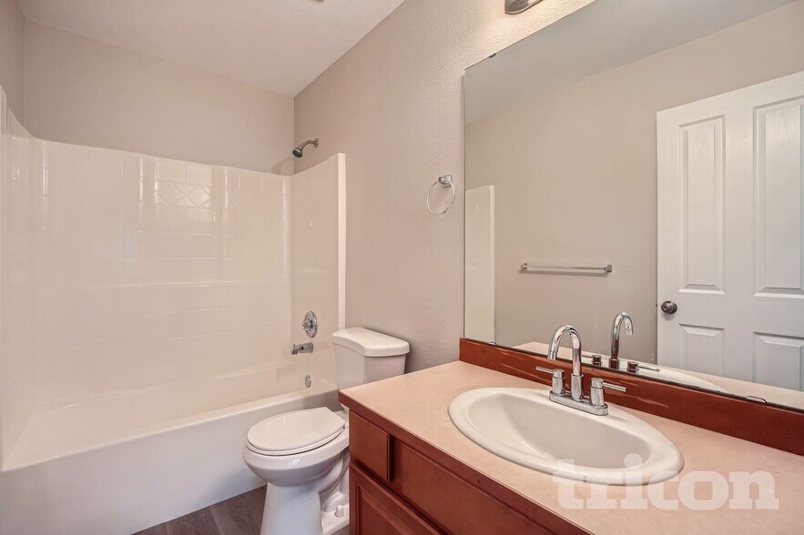 Building Photo - 2514 Chateau Dr