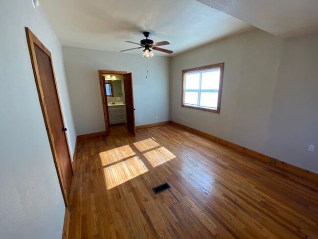 Building Photo - VERY CLEAN AND SPACIOUS 3 BEDROOM 2 BATH H...