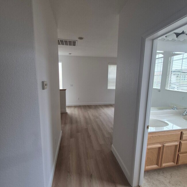 Building Photo - Natomas Home available for Speedy Move in.