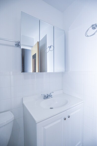 Building Photo - 551 W Stratford Pl