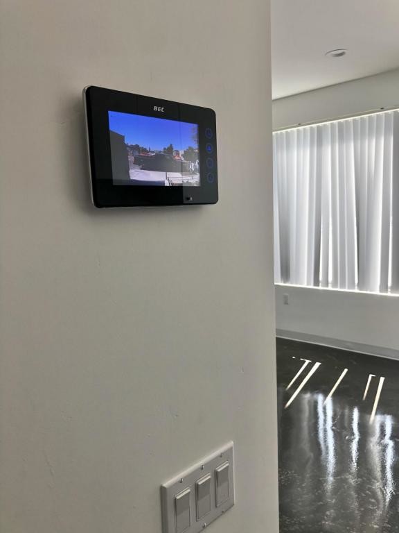 Building Photo - 3953 First Ave #204