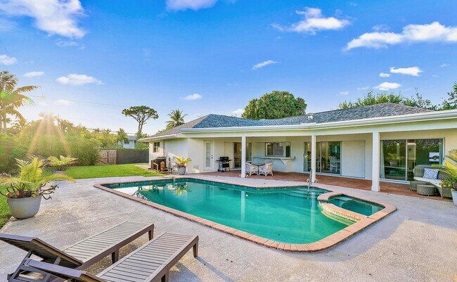 Primary Photo - 305 Country Club Dr