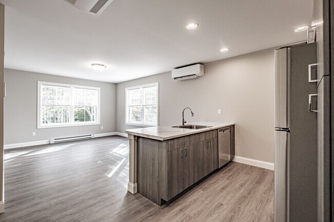 Building Photo - 8 Friendly Way