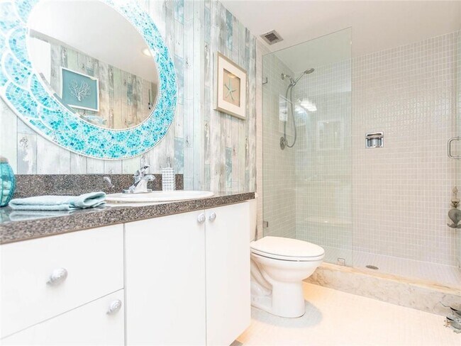 Building Photo - 1147 Hillsboro Mile Unit 209