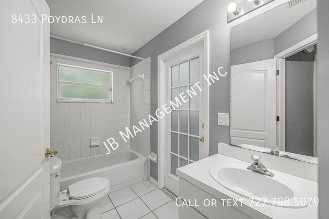 Building Photo - 8433 Poydras Ln