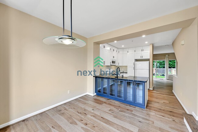 Building Photo - Beautiful 2 bed & 2.5 bath for rent