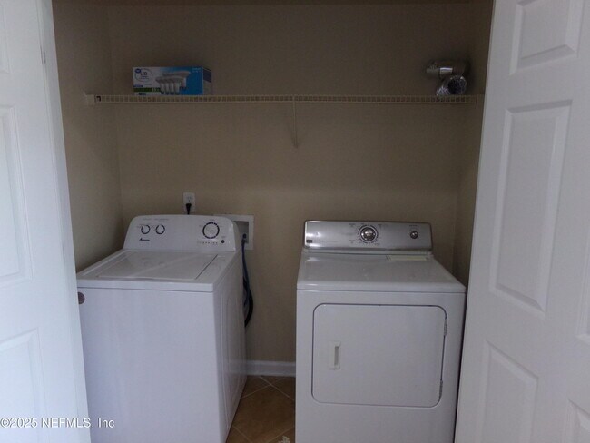 Building Photo - 13052 Sunset Lake Dr