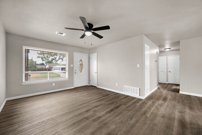 Building Photo - 509 NE Cimarron Cir