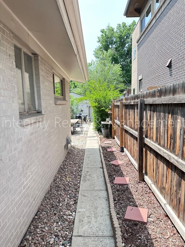 Building Photo - 2047 Meade St