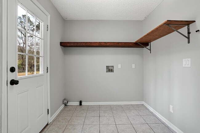 Building Photo - 208 Miner Dr