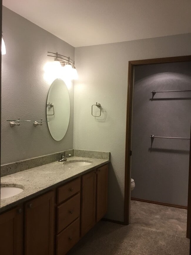 Building Photo - 2 Bedroom-1.75 Bath Single Story Condo/Just minutes from shopping, restaurants & great location f...