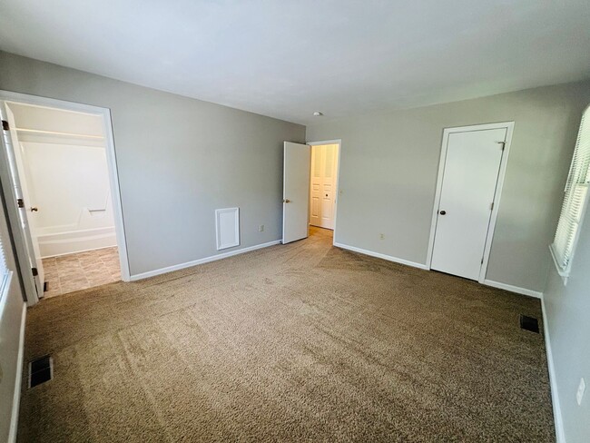 Building Photo - 2712 Wellesley Ct