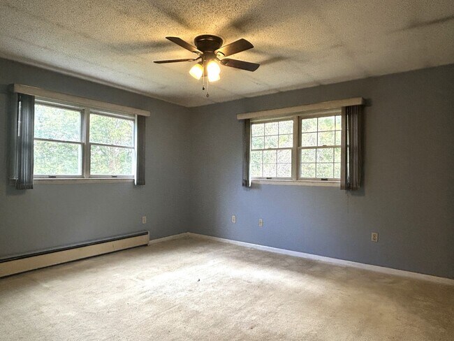 Building Photo - 4/2.5 in Beautiful Warrensville! Lots of S...