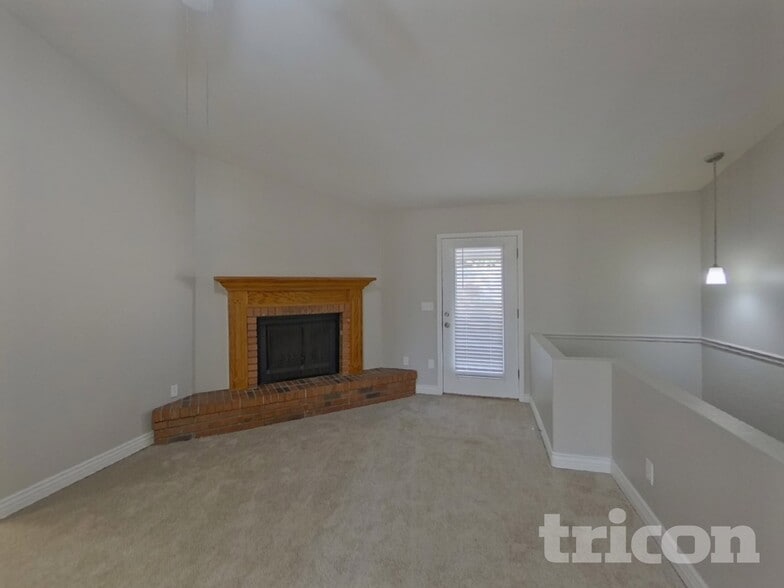 Building Photo - 1128 E Jensen St