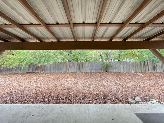 Building Photo - 1404 E Vardeman Ave