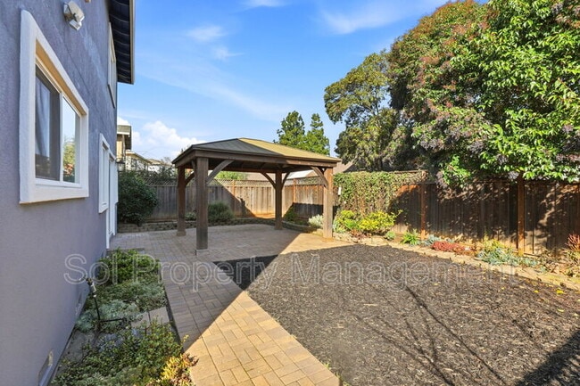 Building Photo - 15120 Venetian Way