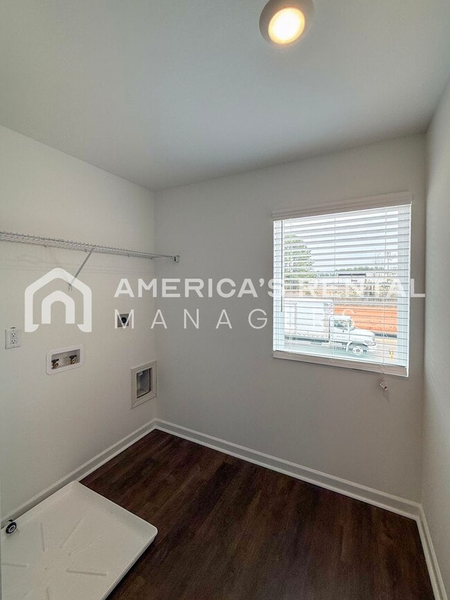 Building Photo - Escape to Lakeside Living in Lincoln! Available to View Now!