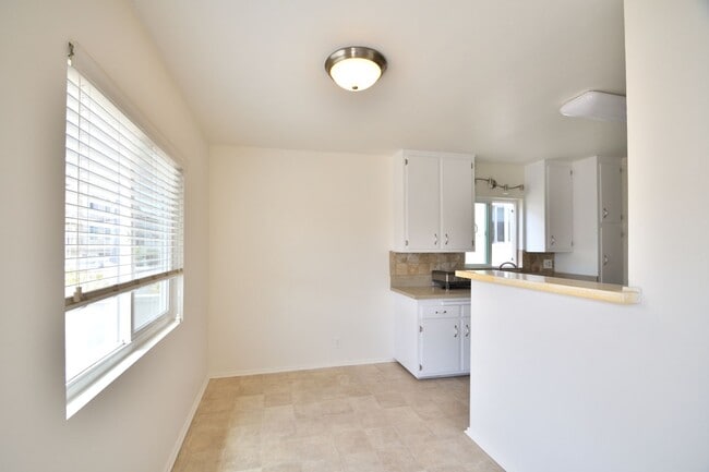 Building Photo - r246