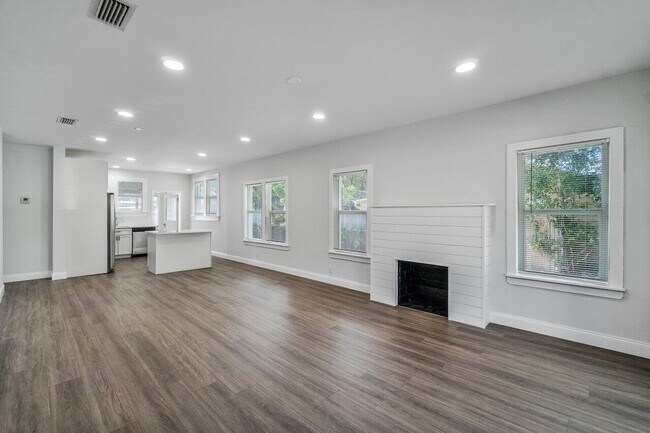 Building Photo - 424 53rd St