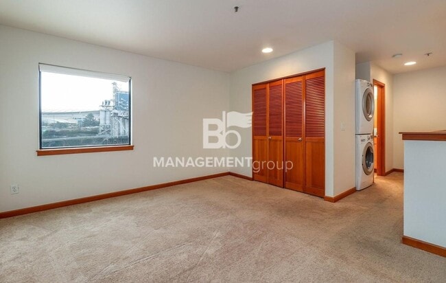 Building Photo - Spacious Riverfront Condo- Beautiful Condo w/River View from Bedroom! Parking Included!