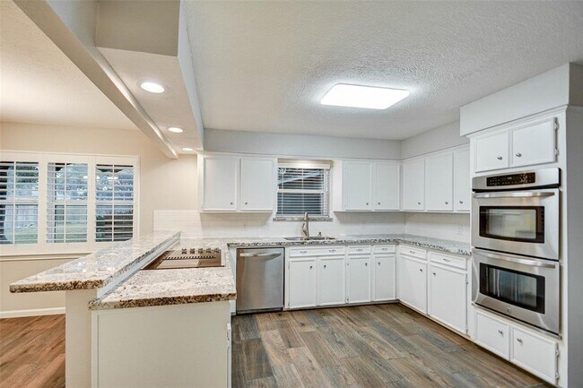 Building Photo - 13915 Charlynn Oaks Dr