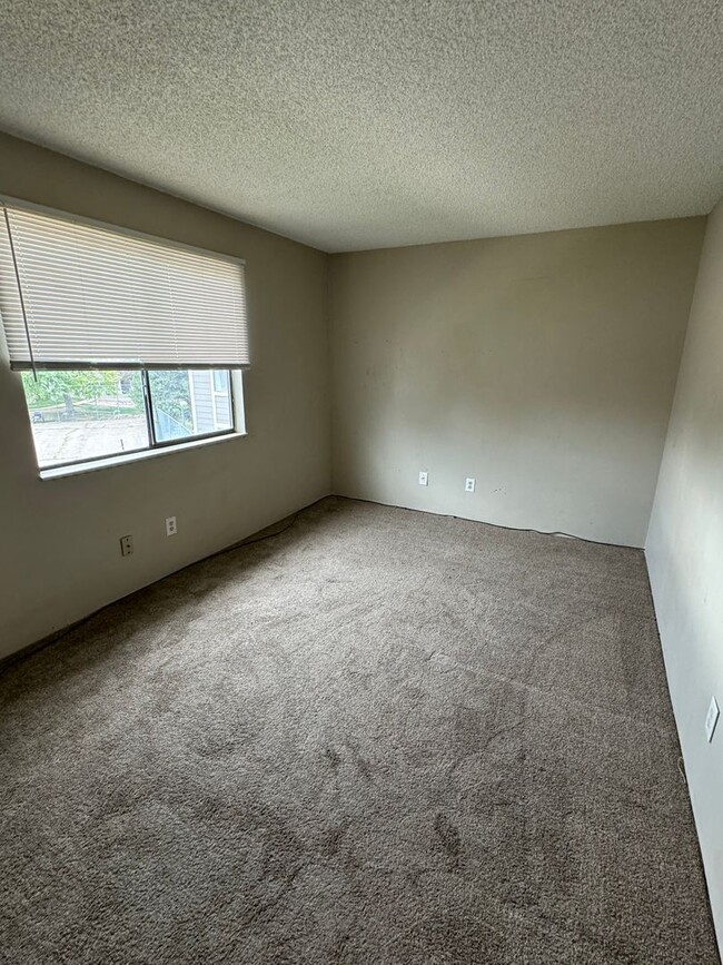 Building Photo - Second Level 3 Bed, 2 Bathroom Condo in Ro...