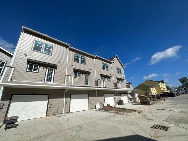 Building Photo - 5262 Ella Blvd