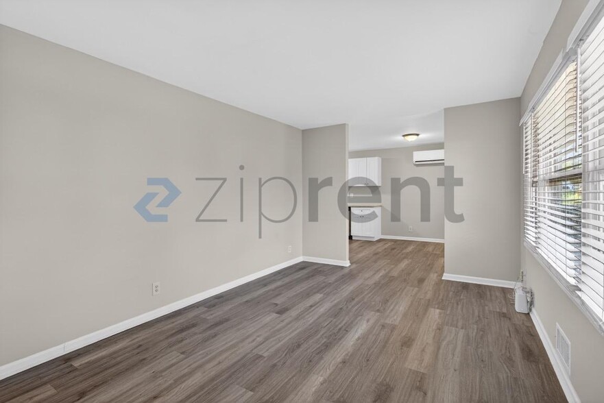 Building Photo - Unit A