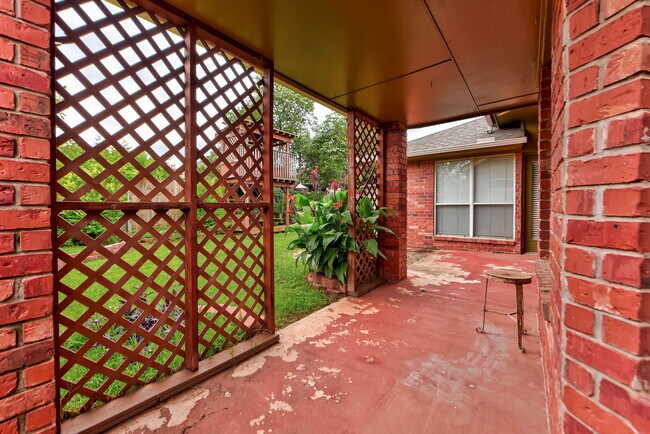 Building Photo - 2912 Edinburg Dr
