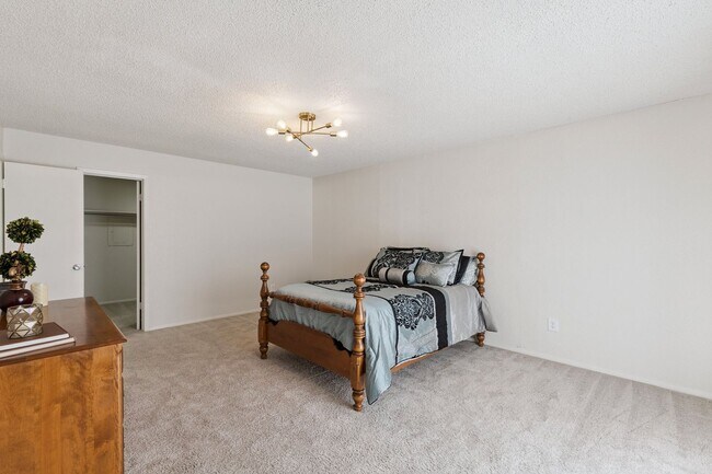 Building Photo - 2400 Sq Ft Condo for Rent Near Shopping
