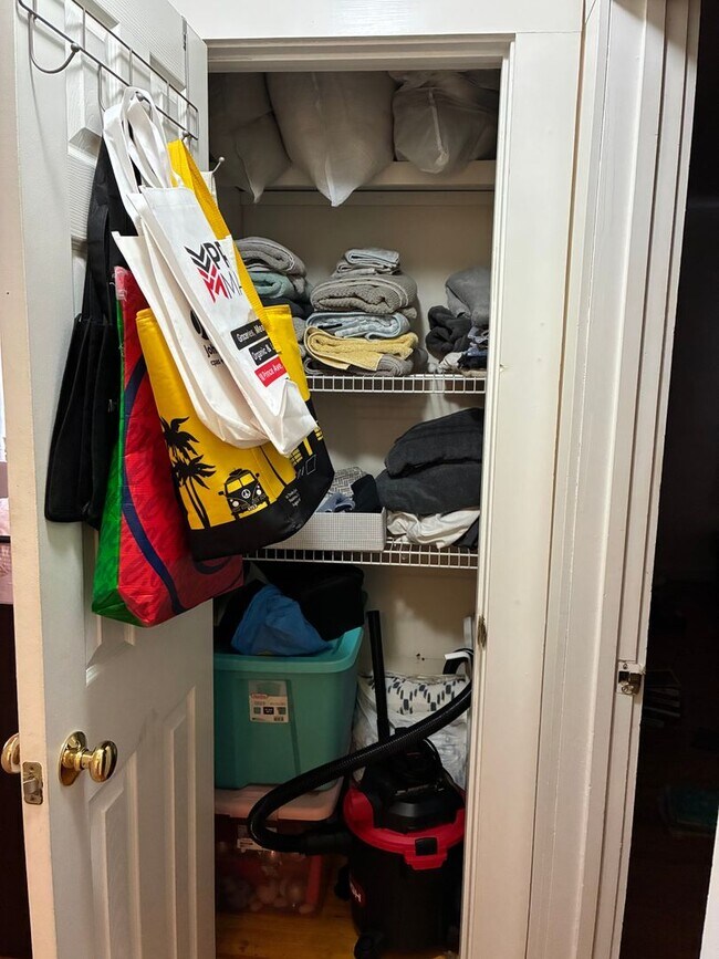 Building Photo - 3 Bedroom home near downtown and campus.