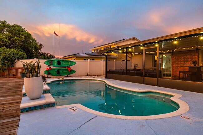 Building Photo - 6004 Tampa Shores Blvd