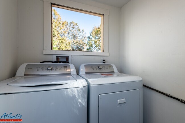 Building Photo - (Lease-up Only) Thirteenth St N 855