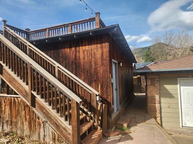 Building Photo - 3 Bedroom Home on the Hill - AVAILABLE NOW!