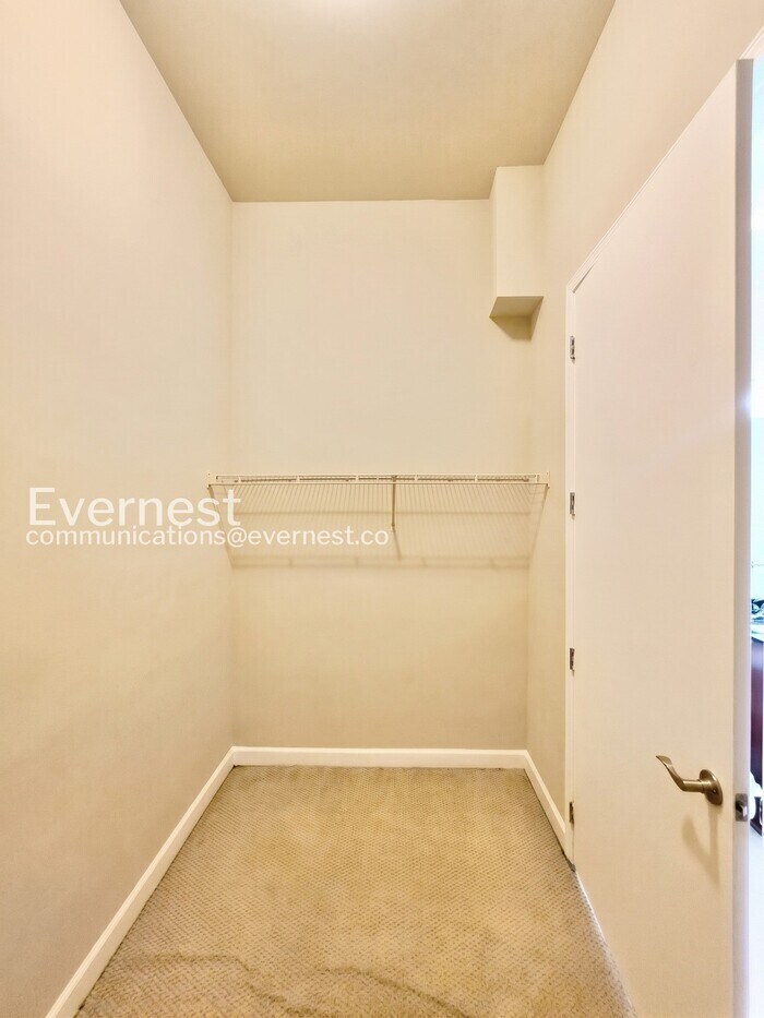 Building Photo - 711 Cosmopolitan Dr NE