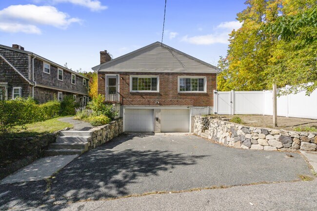 Building Photo - 27 Hermon St