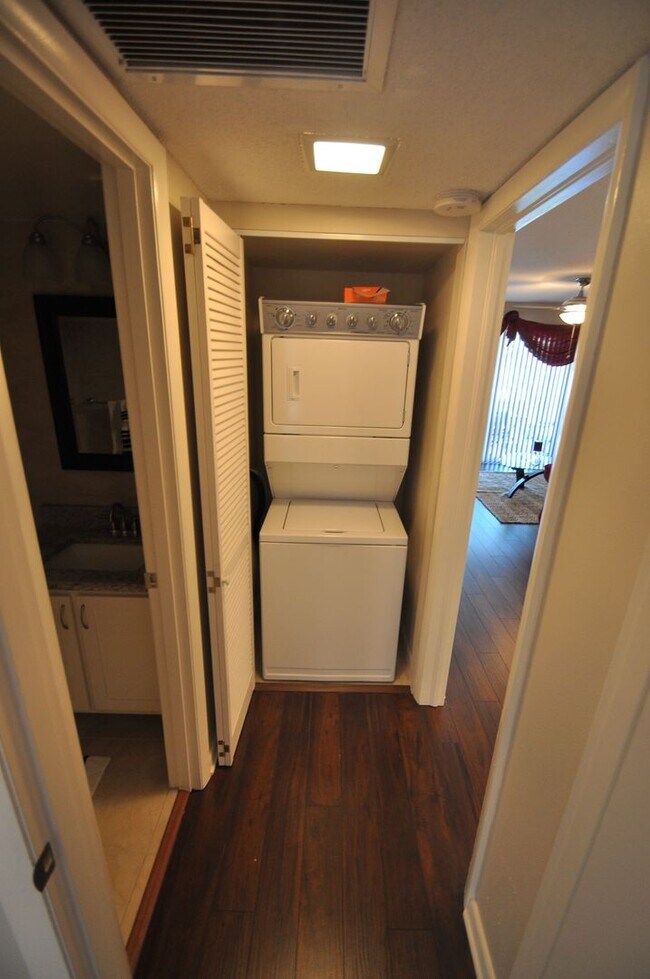 Building Photo - Charming 2-Bedroom Condo in Scenic Winter ...