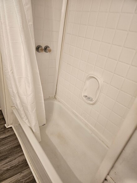 Building Photo - 1223 Hickory Ave