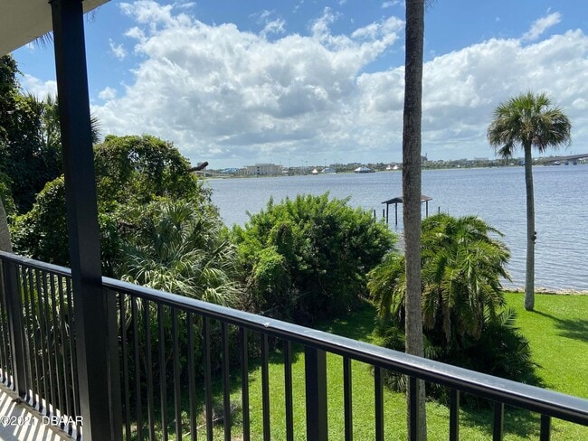 Building Photo - 2 bed condo overlooking the river