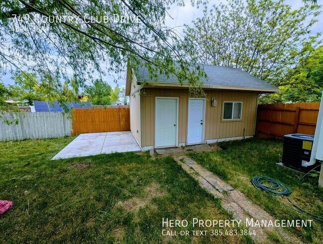 Building Photo - 749 Country Club Dr