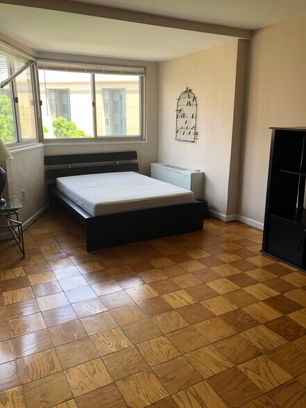 Building Photo - 922 24th St NW