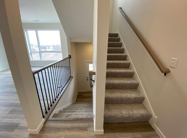 Building Photo - $2,275 | 3 Bedroom, 2.5 Bathroom Town Home | Pet Friendly | Sublease* | Available for August 1st,...