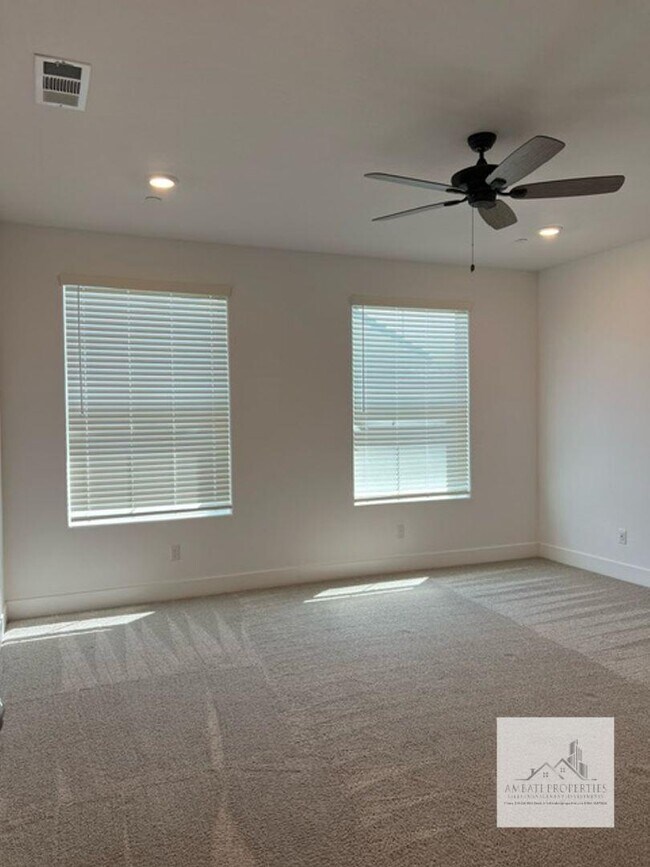 Building Photo - 2710 E Tamarind Dr