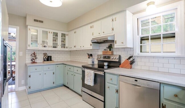 Building Photo - Stunning 3 Bedroom